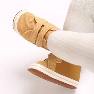 Primer plano de zapatillas de pana para bebé con cierres de velcro ajustables
