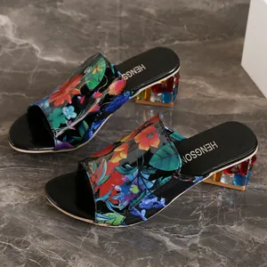 Elegantes sandalias florales para mujer con tacón de bloque con joyas de colores