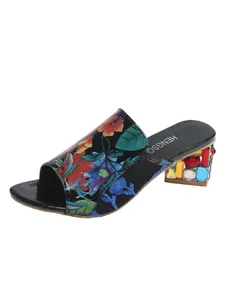 Vista detallada de sandalia floral para mujer con tacón de bloque de cristal y bordado