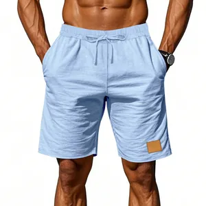 Vista dettagliata dei pantaloncini di lino azzurro traspirante da uomo con coulisse