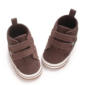 Vista detallada de zapatos casuales de pana marrón oscuro para bebé con velcro doble