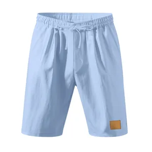 Vista frontale dettagliata dei pantaloncini in lino traspiranti azzurro chiaro da uomo con lacci.