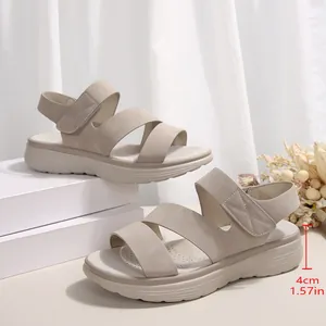 Detailansicht beige Plateau-Sandalen mit 4cm Absatzhöhe für optimalen Tragekomfort.