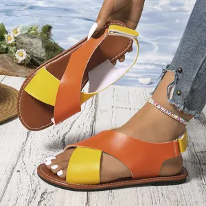 Sandalias planas con tiras cruzadas en naranja y amarillo para un estilo playero y veraniego