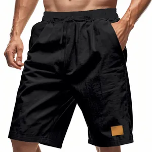 Dettaglio dei pantaloncini larghi da uomo in lino nero con comoda vita elastica con coulisse.