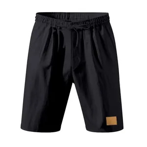 Vista dettagliata dei pantaloncini in lino nero traspirante da uomo con coulisse