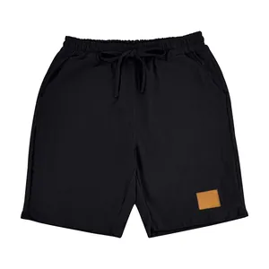 Vista frontale di pantaloncini di lino traspiranti neri da uomo con coulisse in vita bianco