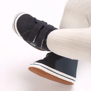 Primer plano de zapatos de bebé azul marino con velcro y suela de goma antideslizante