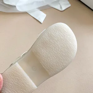 Detaillierte Nahaufnahme der weichen, rutschfesten Gummisohle für Mädchen-Prinzessin-Sandalen.