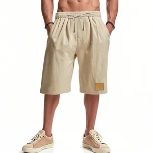 Inquadratura completa di pantaloncini larghi in lino beige da uomo con coulisse in vita