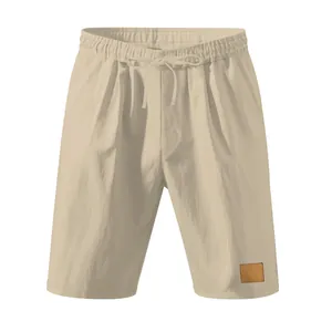 Primo piano di pantaloncini di lino traspiranti da uomo con coulisse in kaki neutro.