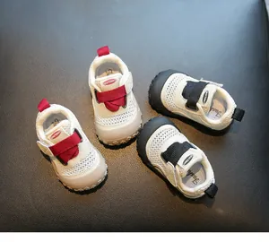 Atmungsaktive Mesh-Lauflernschuhe für Babys mit roten und schwarzen Akzenten