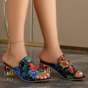 Mules de mujer con estampado floral y tacones gruesos adornados con pedrería para verano