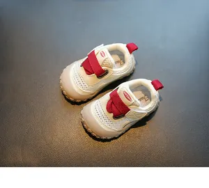 Detailansicht atmungsaktiver Baby-Lauflernschuhe aus Mesh mit rotem Klettverschluss