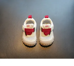 Detailansicht atmungsaktive Mesh-Lauflernschuhe mit roten Klettverschlussriemen