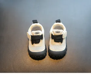 Detaillierte Draufsicht auf atmungsaktive Baby-Lauflernschuhe mit Klettverschluss.