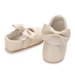 Cremefarbene Baby-Prinzessin-Schuhe mit großer dekorativer Schleife und weicher Sohle