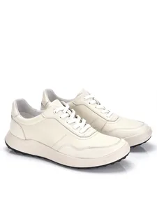 Detailansicht der hochwertigen Textur weißer Leder-Freizeitsneaker für Herren.