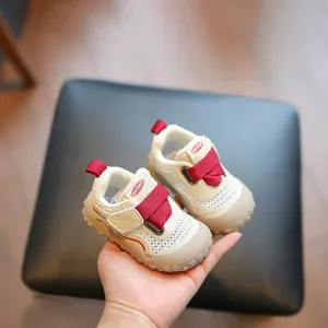 Atmungsaktive Mesh-Lauflernschuhe für Babys mit verstellbarem Klettverschluss für Kleinkinder