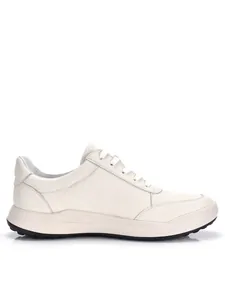 Vista lateral detallada de zapatillas casuales de cuero genuino blanco para hombres