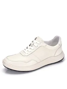 Nahaufnahme weißer Premium-Ledersneaker mit weicher, strukturierter Narbung.