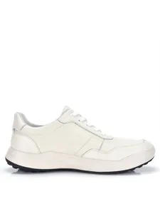 Seitenprofildetail eines weißen Leder-Sneakers mit strukturierter Lederoberfläche