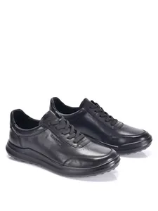 Vista lateral detallada de zapatillas casuales de cuero genuino negro para hombres