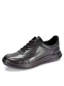Detalle lateral de zapatillas casuales de cuero genuino negro para hombre con suela.