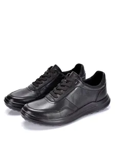 Detailansicht hochwertiger schwarzer Herren-Ledersneaker mit weicher Sohle.