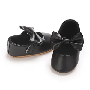 Detailansicht schwarzer Baby-Prinzessinenschuhe mit Schleife und weicher Gummisohle.