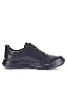 Vista lateral detallada de zapatillas casuales para hombre en cuero genuino negro con suela blanda