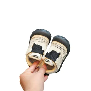 Atmungsaktive beige Mesh-Lauflernschuhe für Babys mit schwarzen Klettverschlüssen