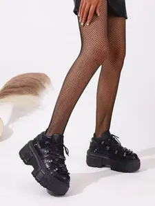 Klobige schwarze Gothic-Punk-Plateauschuhe mit dicken Sohlen und Metallakzenten für Damen.