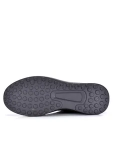Makroansicht des rutschfesten hexagonalen Profils einer grauen Gummisohle für Herrenschuhe