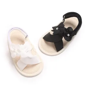 Élégantes sandales à fleurs pour bébé fille avec design à brides croisées et semelle souple