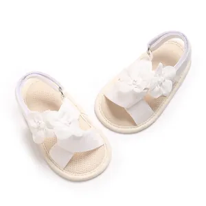 Détail de sandales de marche blanches pour bébé avec de délicats ornements floraux en tulle