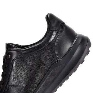 Detailaufnahme lässiger Herren-Sneaker aus schwarzem Echtleder mit weicher Sohle