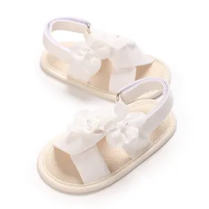 Vue détaillée de sandales blanches pour bébé fille avec fleurs et semelle souple