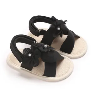 Mignonnes sandales de marche noires pour bébé fille avec fleurs et semelle souple