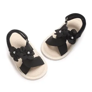 Vue détaillée de sandales de marche pour bébé fille avec fleurs en tissu et semelle souple