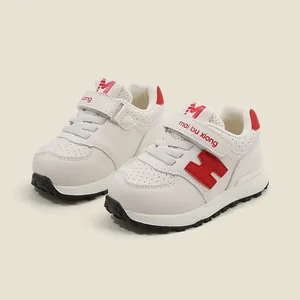Gros plan de baskets blanches et rouges pour tout-petits avec doublure en maille et velcro