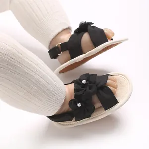 Gros plan de sandales princesse bébé fille avec fleurs noires et semelle souple