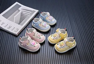 Gedetailleerd overzicht van kleurrijke cartoon lichtgevende babysandalen in blauw, roze en geel.