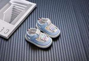 Close-up van lichtblauwe baby loopsandalen met een schattige lichtgevende bij