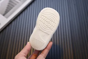 Macrodetail van de antislip beige rubberen zool met maat 17 op een baby loopschoentje