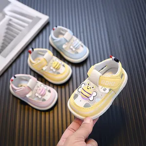 Cartoon Bij Babysandalen Met Lichtgevende Functie Synthetisch Leer Zachte Zool Peuter Lauflernschuhe Voor Baby Jongens Meisjes