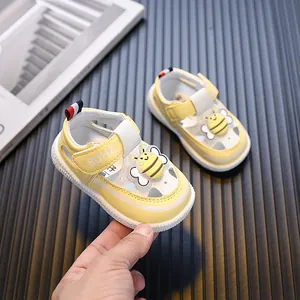 Gele baby sandalen met cartoon bij, zachte zolen en klittenbandsluiting voor peuters