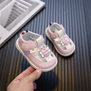 Schattige roze cartoon bij baby sandalen met zachte zool en LED-lichtjes voor peuters