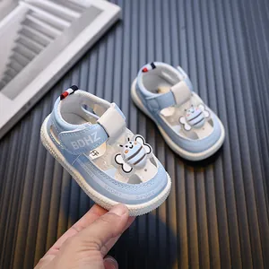 Lichtblauwe baby wandelsandalen met een schattige cartoon bij en zachte zolen voor peuters