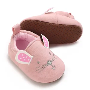 Detailansicht niedlicher rosa Babyschuhe mit rutschfester Sohle und Stickereien